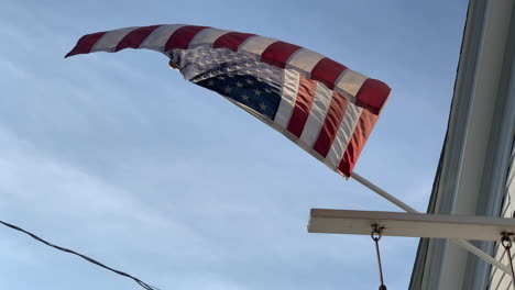Blick-Unter-Eine-Amerikanische-Flagge,-Die-Sanft-Im-Wind-Weht