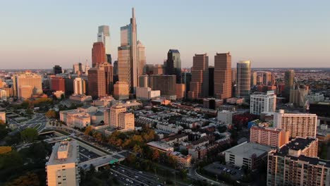 Langsame-Luftaufnahme-Der-Skyline-Von-Philadelphia-Während-Der-Goldenen-Stunde-Des-Abendsonnenuntergangs-Aus-Der-Luft