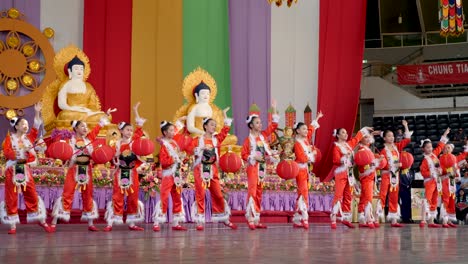 Chinese-kids-dancing-with-traditional-Chinese-lantern-during-buddha-birthday-festival-brisbane-2018-Chinese-kids-wearing-traditional-clothes-and-dancing-in-front-of-buddha-statue