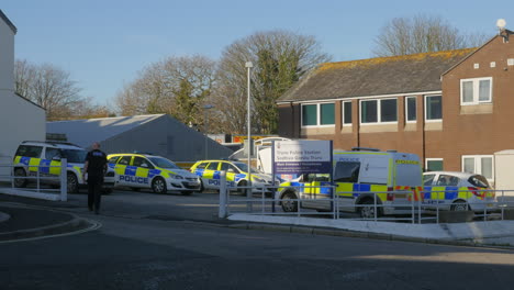 Polizist-Geht-Auf-Sein-Fahrzeug-Vor-Der-Polizeistation-Truro-In-Cornwall-Zu