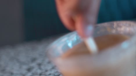 Glacing-cake-pop-with-white-chocolate-in-slow-mo