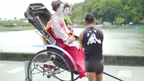 Hermosa-Maiko-Sentada-En-Un-Rickshaw-En-Kyoto,-Japón-Iluminación-Suave-Cámara-Lenta-4k