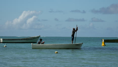 Dos-Pescadores-Africanos-En-Un-Barco-De-Pesca-Regresan-De-La-Captura-En-Un-Día-Soleado