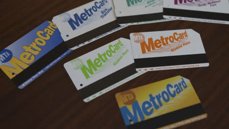 Viele-Verschiedene-Metrokarten-Auf-Einem-Tisch