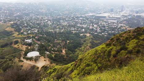 Ansichten-Eines-Dunstigen-Hollywoods-Von-Einer-Wanderung-Im-Griffith-Park