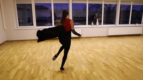 Professionelle-Tänzerin-In-Zeitlupe,-Die-Auf-Der-Tanzfläche-Auftritt