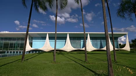 Palmen-Im-Garten-Des-Alvorada-Palastes,-Dem-Offiziellen-Haus-Des-Brasilianischen-Präsidenten