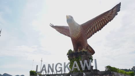 Giant-Eagle-statue-at-Eagle-Square-in-Langkawi,-near-the-Kuah-port