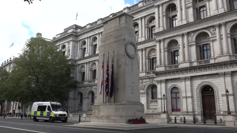 Police-van-next-to-the-Cenotaph-Along-Whitehall,-London,-UK