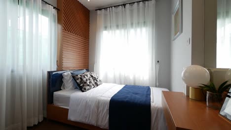 Stilvolle-Und-Trendige-Schlafzimmerdekoration-Mit-Dem-Guten-Natürlichen-Licht