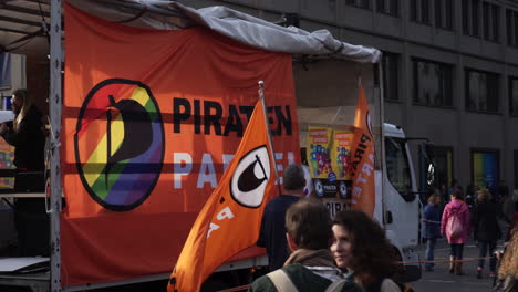 Piraten-Partei-LKW-Fährt-Durch-Artikel-13-Demonstration-In-Berlin,-Deutschland