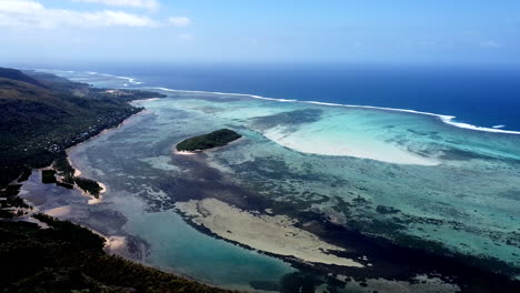 Toma-Aérea-épica-De-La-Laguna-Oceánica-Tropical-Con-Mar-Cristalino,-Panorama