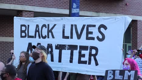 Dynamische-Kamerafahrt-Eines-Großen-Black-Lives-Matter-Banners-Bei-Protesten