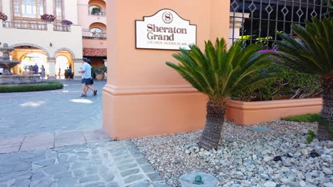 Sheraton-Grand-Los-Cabos-Hacienda-Hotel-Eingangsschild,-Schwenk-Nach-Links