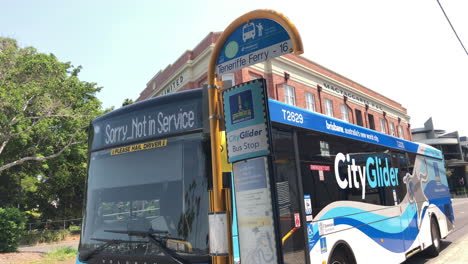 El-Autobús-Planeador-De-La-Ciudad-De-Brisbane-Espera-En-La-Parada-De-Autobús