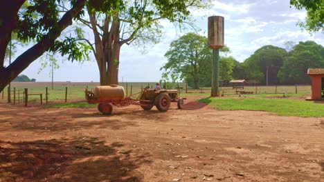 Mann-Auf-Einem-Traktor,-Der-Auf-Einem-Bauernhof-In-Brasilien-Arbeitet