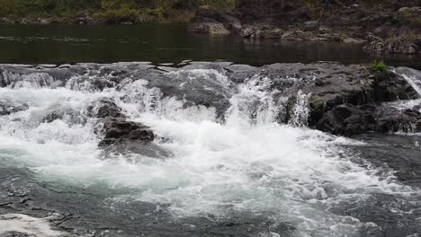 Eine-Viertel-Geschwindigkeit-Kleiner-Wasserfälle-über-Den-Elk-Falls-Auf-Der-Insel-Vancouver