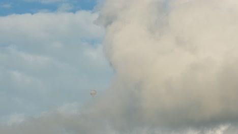 Ein-Heißluftballon-Fliegt-Hoch-Und-Taucht-In-Eine-Wolke