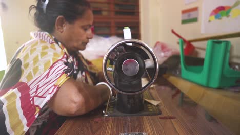 Eine-Ländliche-Indische-Frau-Näht-Stoff-Mit-Einer-Nähmaschine-Im-Innenbereich-Einer-NGO