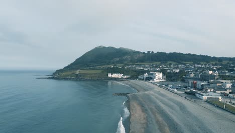 Beautiful-Bray-Town-Near-The-Pebble-Beach-With-A-View-Of-Bray-Head-Mountain-In-County-Wicklow,-Ireland