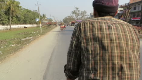 Ithahari,-Nepal---10-De-Febrero-De-2014:-Un-Hombre-Vendiendo-Un-Rickshaw-Visto-Desde-El-Asiento-Detrás-De-él-En-Nepal