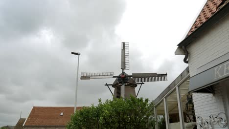 Molino-De-Viento-Rústico-Tradicional-Holandés-Durante-El-Día-Nublado-En-La-Isla-De-Texel,-Países-Bajos