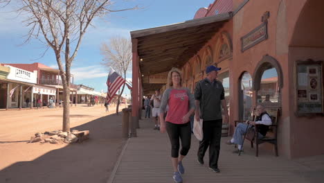 Turistas-Caminando-En-La-Histórica-Lápida-De-Allen-Streetin,-Arizona-Usa-En-Un-Día-Soleado