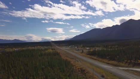 Destruction-Bay,-small-community-on-Alaska-Highway-in-Canada's-Yukon-on-Kluane-Lake
