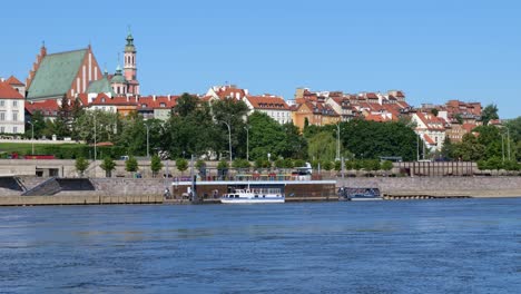 Skyline-Blick-Auf-Den-Fluss-Der-Stadt-Warschau,-Der-Hauptstadt-Polens