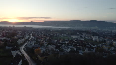 Ein-Wunderschöner-Überblick-über-Die-Stadt-Trondheim-Im-Sonnenuntergang