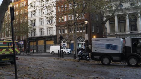 Straßenkehrmaschine,-Die-Während-Der-Sperrung-In-London-Blätter-Putzt