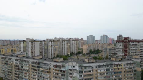 Vista-Aérea-Hacia-Viejos-Edificios-De-Arquitectura-Soviética,-En-Un-Distrito-De-Pobreza-Pobre-De-Kyiv,-Día-Sombrío-Y-Nublado,-En-Kiev,-Ucrania---Dolly,-Tiro-Con-Drones