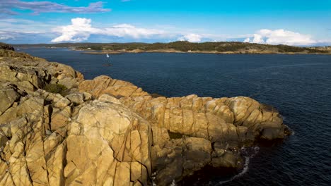 Wunderschöne-Norwegische-Sommerküste-Mit-Dunkelblauem-Himmel-Und-Wolken-Im-Hintergrund