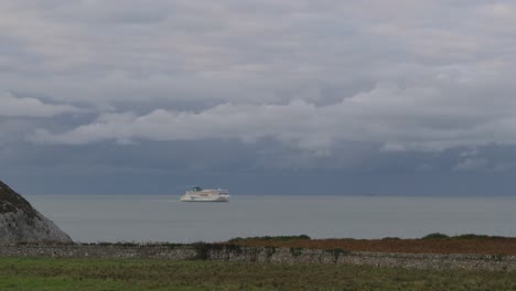 Gran-Barco-De-Transbordadores-Irlandeses-Navega-A-Través-De-La-Isla-De-Holyhead