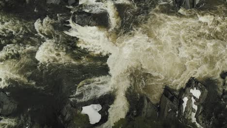 Spektakuläre-Wildwasser-Rapid-Tobey-Fälle-Von-Oben-Nach-Unten-Aus-Der-Luft
