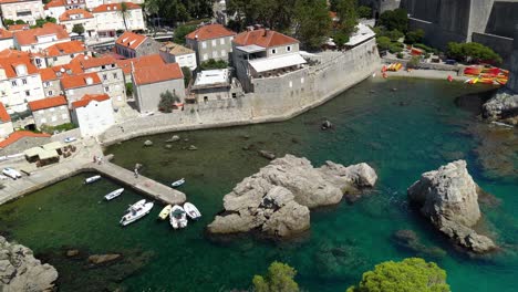 Blick-Auf-Den-Von-Blauem-Wasser-Umgebenen-Pier-An-Der-Pile-Bay-Vor-Dem-Pile-Eingang-In-Der-Altstadt-Von-Dubrovnik