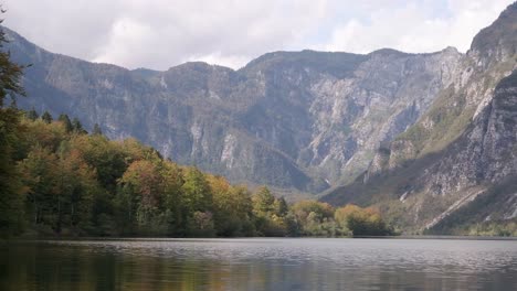 Der-Blick-Hinunter-Auf-Das-Tal-Des-Bohinj-Sees-Während-Der-Herbstsaison-Mit-Den-Alpen-Im-Hintergrund-Und-Wolken,-Die-Sich-Bewegen-Und-Licht-Durchdringen-Lassen