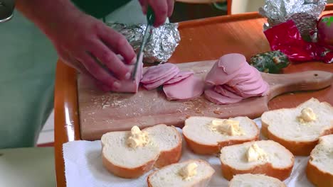 Frühstückszubereitung-In-Einem-Segelboot---Brot-Mit-Butter-Und-Schinkenscheiben---Nahaufnahme