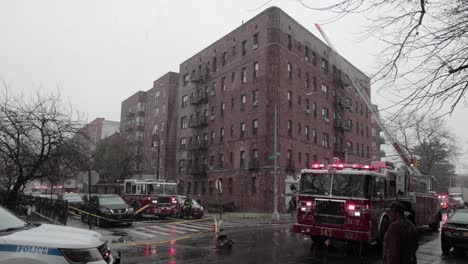 FDNY-Feuerwehrleute-Helfen-In-Einer-Situation,-Indem-Sie-Eine-Feuerwehrleiter-Benutzen,-Um-Das-Dach-Eines-Gebäudes-In-New-York-Zu-Erreichen-–-Totale