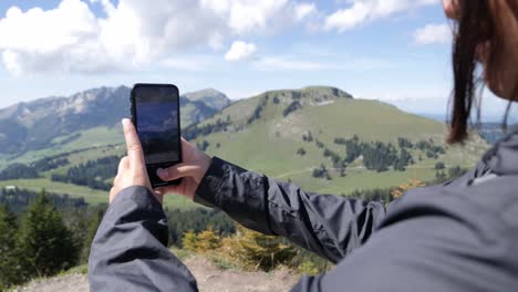 Junges-Mädchen,-Das-An-Sonnigen-Und-Windigen-Tagen-Panoramafotos-Der-Wunderschönen-Berglandschaft-In-Der-Schweiz-Macht