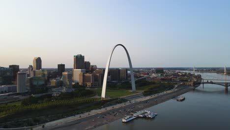 Famous-Landmark---The-Gateway-Arch-in-St