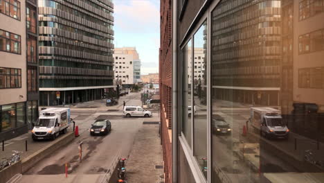 Stadtfensterspiegelung-Der-Belebten-Straße