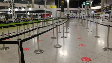 Soziale-Distanzierungsmarkierungen-Auf-Dem-Boden-In-Der-Lounge-Des-Flughafens-Malaga-In-Spanien-–-Covid-19-Neue-Normalität-–-Statische-Aufnahme