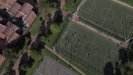 Luftaufnahme-Von-Fußballfeldern-Und-Park-In-Bogota,-Kolumbien