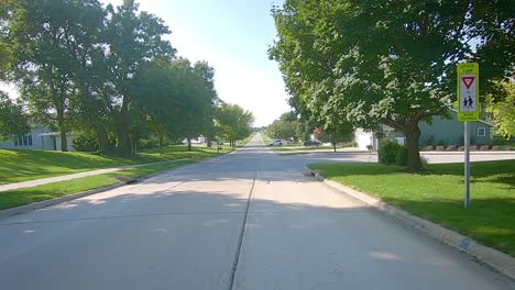 POV-Fahrt-Durch-Ein-Wohngebiet-Einer-Kleinstadt-In-Iowa-An-Einem-Sonnigen-Sommernachmittag