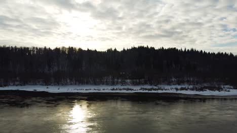 Sonne,-Die-Sich-Auf-Einem-Wunderschönen-Fluss-In-Einer-Luftaufnahme-Der-Winterlandschaft-Spiegelt