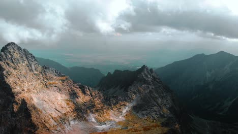 Panorama-Aéreo-De-La-Cumbre-De-La-Montaña,-Hermosa-Vista-Sobre-Las-Cimas-De-Las-Montañas-Con-Un-Paisaje-épico