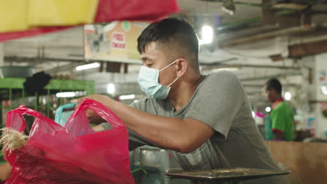 Verkäufer-Mit-Schutzmaske-Verkauft-Rote-Chilischoten-Auf-Dem-Medan-Markt