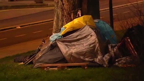 Herauszoomen-Aus-Einem-Zelt,-In-Dem-Obdachlose-Leben