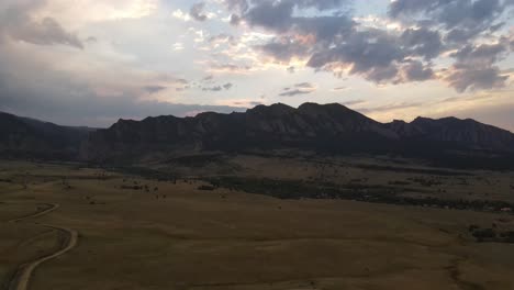Berge-Mit-Wolken-In-Der-Nähe-Von-Boulder,-Colorado